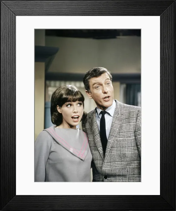 Framed Print : THE DICK VAN DYKE SHOW, from left: Mary Tyler Moore, Dick Van Dyke, fixing a vase, (1965), 1961-1966
