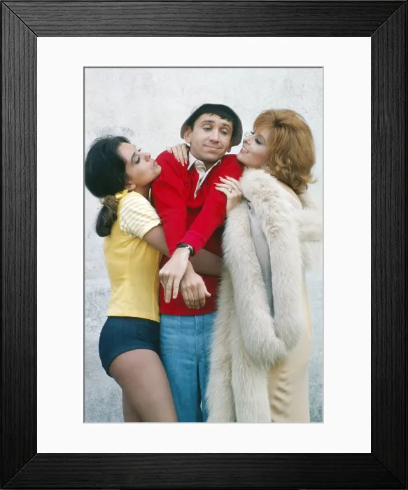 Framed Print : GILLIGAN'S ISLAND, from left, Dawn Wells, Bob Denver, Tina Louise, 1964-67 (1965 photo)