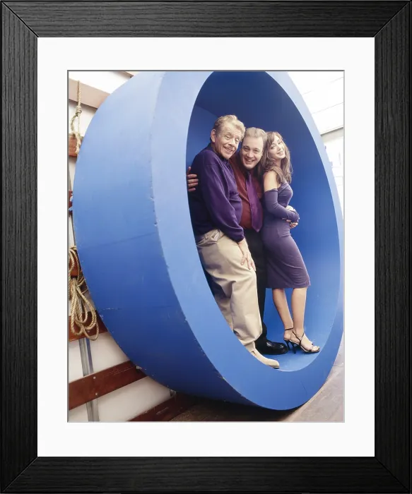 Framed Print : THE KING OF QUEENS, from left: Jerry Stiller, Kevin James, Leah Remini, 1998-2007. Steve Danelian Framed Print : THE KING OF QUEENS, from left: Jerry Stiller, Kevin James, Leah Remini, 1998-2007. Steve Danelian