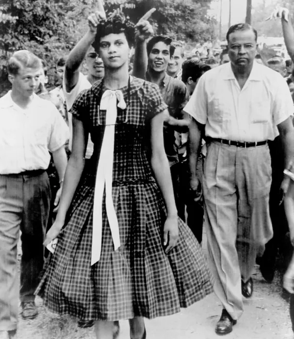 Framed Print : 15 year old Dorothy Counts braves harassment as she walks to Harding High School, Charlotte, N.C. Sept. 4, 1957 Framed Print : 15 year old Dorothy Counts braves harassment as she walks to Harding High School, Charlotte, N.C. Sept. 4, 1957
