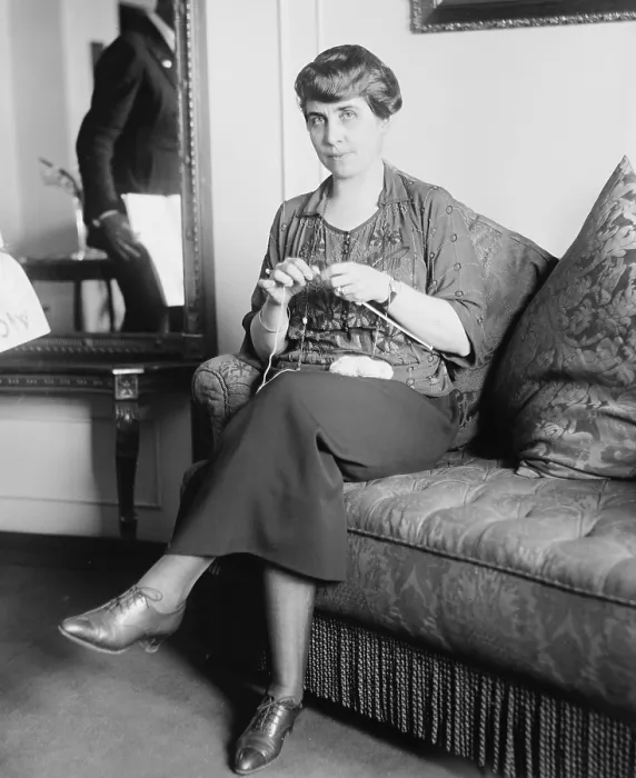 Framed Print : 1921 portrait of Grave Coolidge (1979-1947), wife of then Vice President Calvin Coolidge knitting