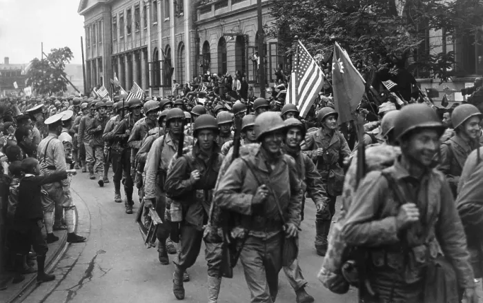 Framed Print : 1st Div. U.S. Marines were greeted by crowds of Chinese in Tientsin, in Sept. 1945