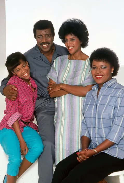 Framed Print : 227, from left: Regina King, Hal Williams, Marla Gibbs, Alaina Reed Hall, (1985), 1985-1990