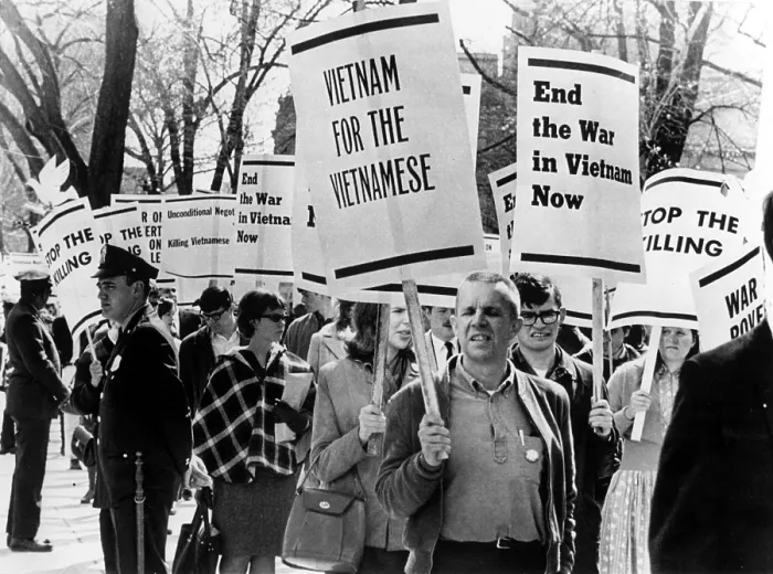 Framed Print : 4 / 17 / 65 WASHINGTON. D.C.: 5, 000 students picketed in front of the White House to protest the U.S. policy in Southeast Asia and demand an end to the Vietnam War