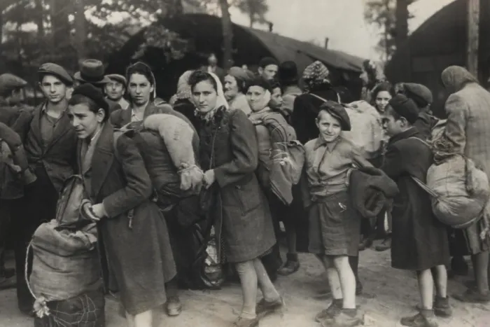 Framed Print : Some of the 4, 515 Jewish passengers of the ship Exodus 1947, returning to Lubeck, Germany