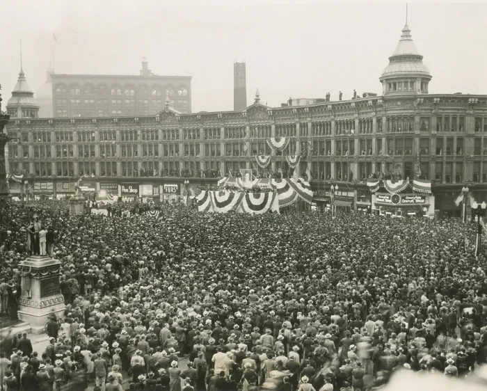 Framed Print : 75, 000 cheer Wendell Willkie at Field Monument Circle, in Indianapolis, Indiana. Oct. 29, 1940