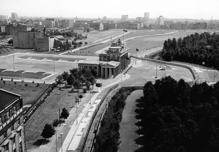Framed Print : Aerial view of Brandenburg Gate, where the Berlin Wall forms a loop. East Berlin stretches into the distance. Aug. 6, 1969. (CSU_ALPHA_1680) CSU Archives / Everett Collection Framed Print : Aerial view of Brandenburg Gate, where the Berlin Wall forms a loop. East Berlin stretches into the distance. Aug. 6, 1969. (CSU_ALPHA_1680) CSU Archives / Everett Collection
