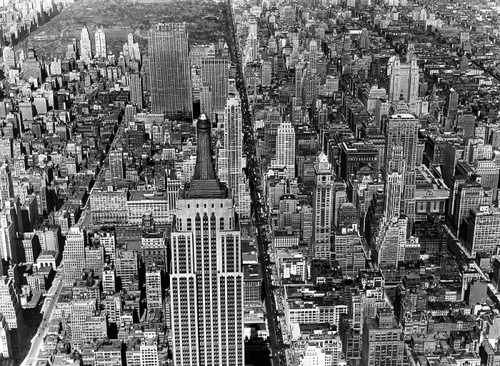 Framed Print : An aerial view of midtown Manhattan, looking north from the Empire Stete Building (foreground) to Central Park. Fifth Avenue runs up the center. New York City, April 24, 1939