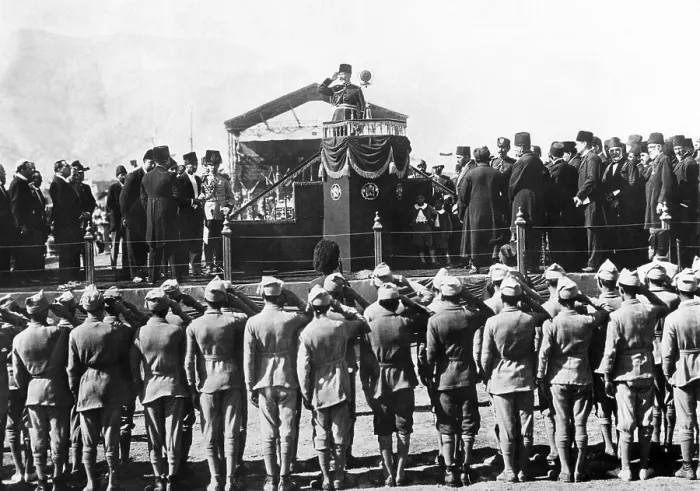 Framed Print : Afghanistan Independence Day celebration in Kabul. His Majesty Nadir Khan returning the salute during the troop review