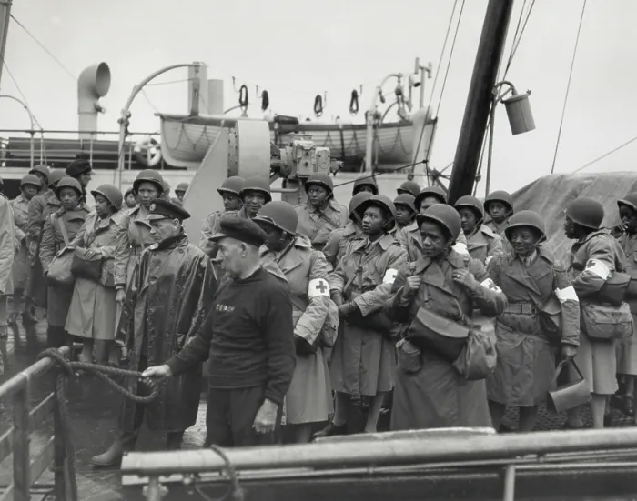 Framed Print : African America U.S. Army Nurses arrive at Greenock, Scotland, on Aug. 15, 1944. World War 2. (BSLOC_2013_14_113)