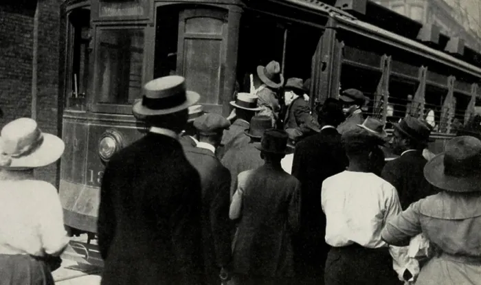 Framed Print : African Americans and Whites fleeing stock yard area during the Chicago race riot, July 27-Aug. 3, 1919. (BSLOC_2015_16_163)