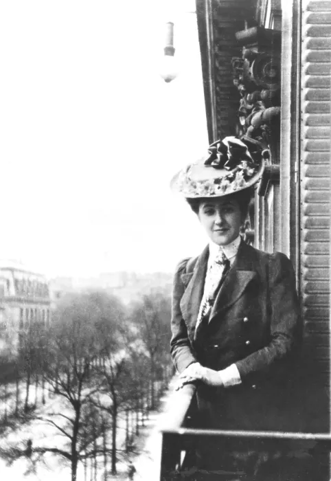 Framed Print : Agatha Mary Clarissa Miller(AGATHA CHRISTIE), in Paris, 1906. Courtesy: CSU Archives  /  Everett Collection