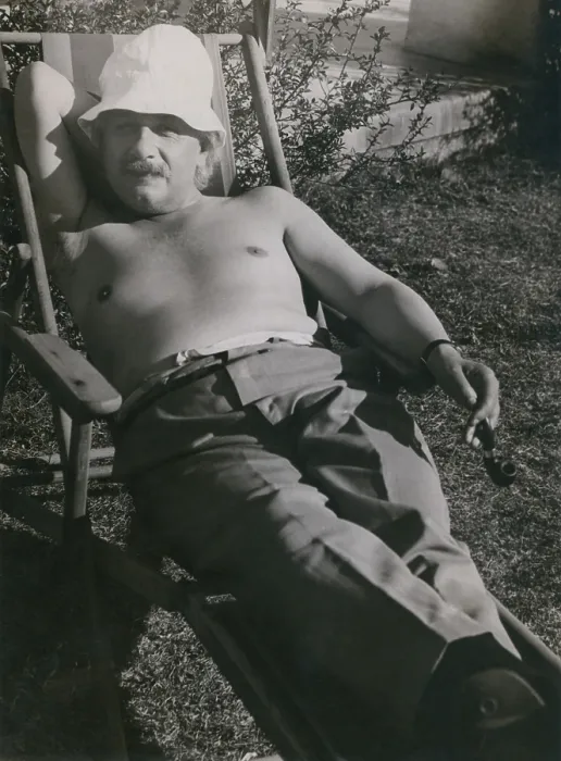 Framed Print : Albert Einstein (1879-1955), sunbathing in 1932 Framed Print : Albert Einstein (1879-1955), sunbathing in 1932