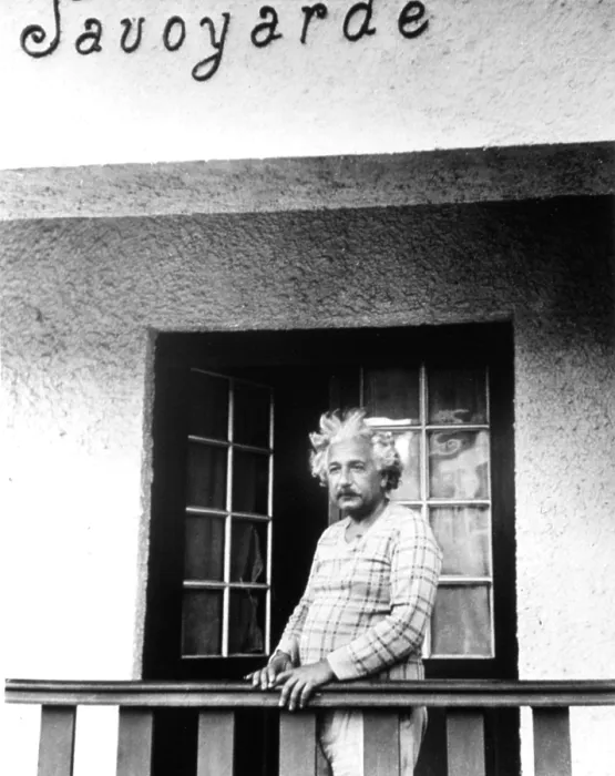 Framed Print : ALBERT EINSTEIN shortly after fleeing Nazi Germany, 9 / 15 / 33. Courtesy: CSU Archives  /  Everett Collection