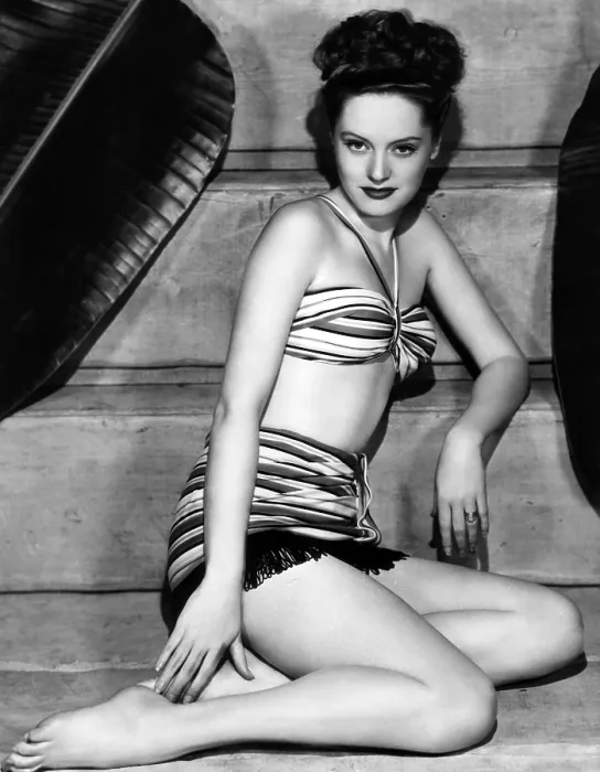Framed Print : Alexis Smith, who has just been voted easiest to record on film by sound technicians, August 1946 Framed Print : Alexis Smith, who has just been voted easiest to record on film by sound technicians, August 1946