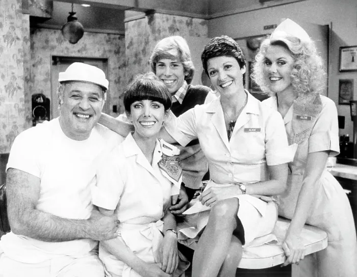 Framed Print : ALICE, from left: Vic Tayback, Beth Howland, Philip McKeon, Linda Lavin, Celia Weston (Season 6), 1976-85