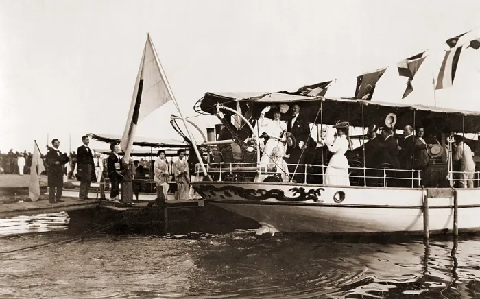 Framed Print : Alice Roosevelt (1884-1980), traveling with then Secretary of War, William Taft, in Kobe, Japan. Alice is waving good-bye from boat at Kobe, as the group proceeds to Manchuria