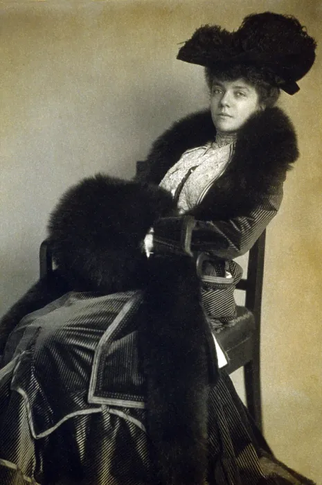 Framed Print : Alice Roosevelt (1884-1980), wearing hat and fur with muff, at the age of 18. 1902 portrait by Frances Benjamin Johnston