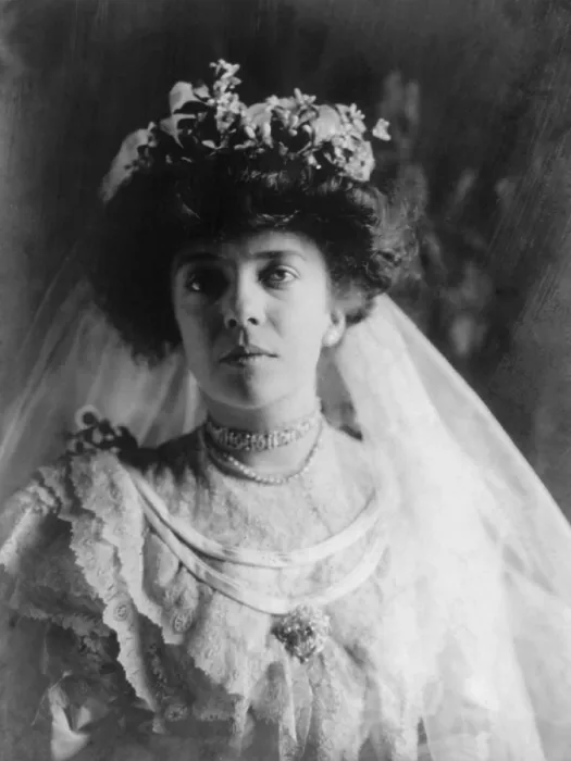 Framed Print : Alice Roosevelt (1884-1980), in her wedding gown, for her marriage to Ohio Representative Nicholas Longworth. 1906 Framed Print : Alice Roosevelt (1884-1980), in her wedding gown, for her marriage to Ohio Representative Nicholas Longworth. 1906