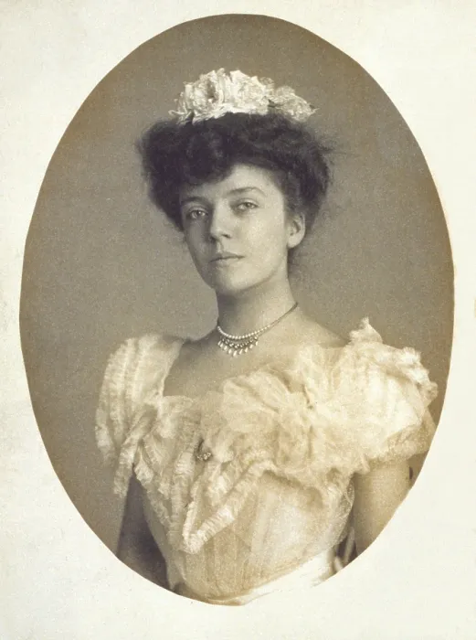 Framed Print : Alice Roosevelt (1884-1980), in a white frilled dress, was the daughter of President Theodore Roosevelt and his deceased first wife, Alice Hathaway Lee Framed Print : Alice Roosevelt (1884-1980), in a white frilled dress, was the daughter of President Theodore Roosevelt and his deceased first wife, Alice Hathaway Lee