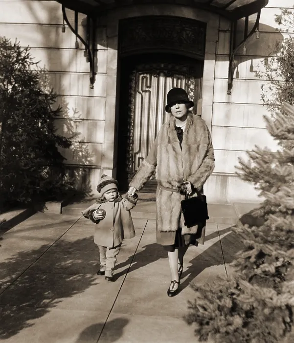 Framed Print : Alice Roosevelt Longworth (1884-1980) with her only child, daughter Paulina (1925-57), born after nineteen years of marriage to Nicolas Longworth Framed Print : Alice Roosevelt Longworth (1884-1980) with her only child, daughter Paulina (1925-57), born after nineteen years of marriage to Nicolas Longworth