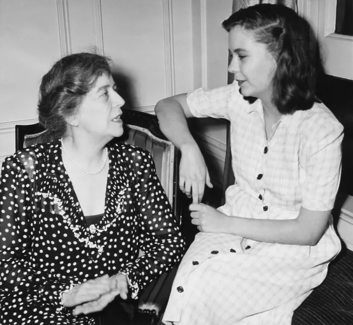 Framed Print : Alice Roosevelt Longworth with her daughter, 19 year old Paulina Longworth Framed Print : Alice Roosevelt Longworth with her daughter, 19 year old Paulina Longworth