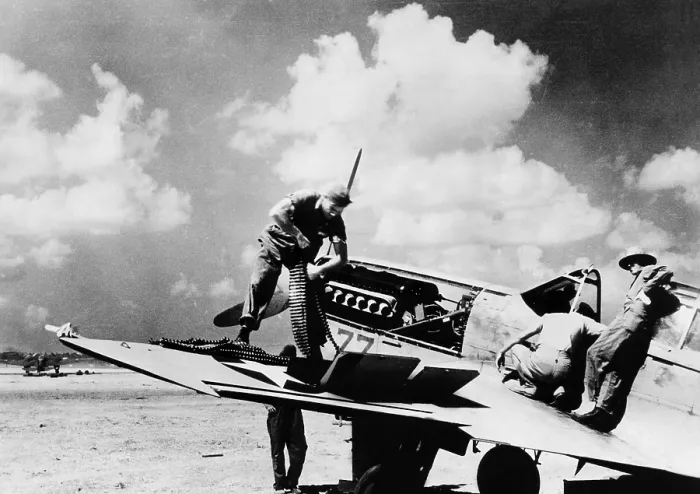 Framed Print : Allies in the Libyan desert. Feeding bullets into a Curtiss P40F Warhawk, circa 1942. Courtesy: CSU Archives / Everett Collection Framed Print : Allies in the Libyan desert. Feeding bullets into a Curtiss P40F Warhawk, circa 1942. Courtesy: CSU Archives / Everett Collection