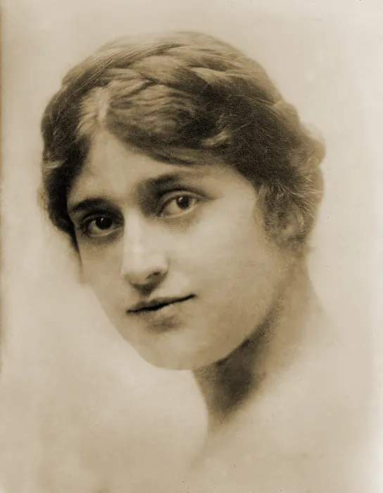 Framed Print : Alma Gluck, (1884-1938), Romanian-born American singer, made her debut at New York's, the Metropolitan Opera 1909. In 1914 she married the violinist Efrem Zimbalist. Ca. 1915 Framed Print : Alma Gluck, (1884-1938), Romanian-born American singer, made her debut at New York's, the Metropolitan Opera 1909. In 1914 she married the violinist Efrem Zimbalist. Ca. 1915