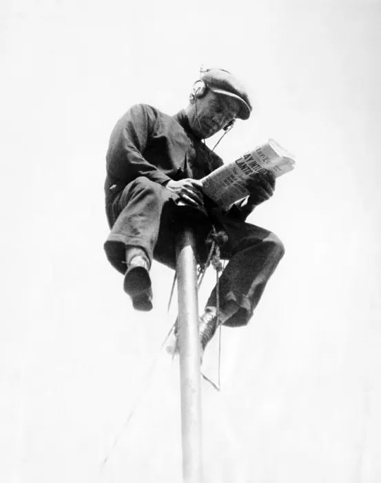 Framed Print : Alvin Shipwreck Kelly sitting on a 39 foot flagpole atop the eight-story Hotel St. Francis in Newark