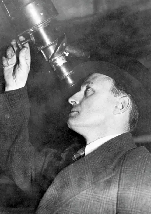 Framed Print : American astronomer Leslie Peltier, (1900-1980), looking through the telescope with which he discovered a new comet, January 19, 1939.. Courtesy: CSU Archives  /  Everett Collection