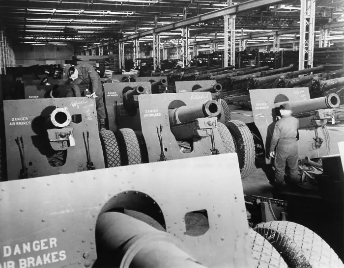 Framed Print : American-built 155 mm howitzers shipped to England as Lend-Lease. Ca. 1941-1943. World War 2. (BSLOC_2014_10_154)