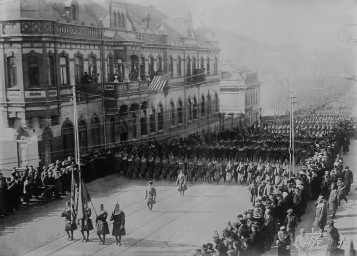 Framed Print : American Expeditionary Force Siberia march in formation by U.S. headquarters in Vladivostok, 1918-20 Framed Print : American Expeditionary Force Siberia march in formation by U.S. headquarters in Vladivostok, 1918-20