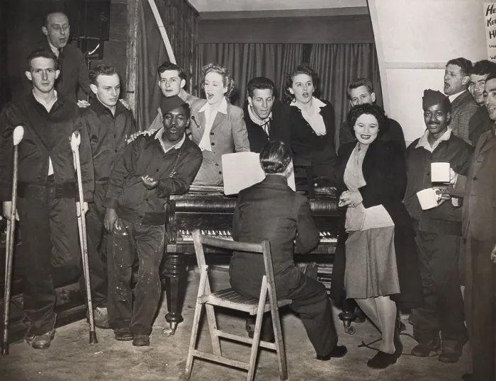Framed Print : American GIs are entertained by pianist Horatio Davies, at a military hospital in West England