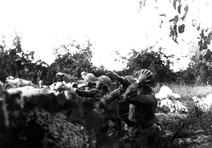 Framed Print : American soldiers in the Battle of the Piave River hurling hand grenades into Austrian trenches