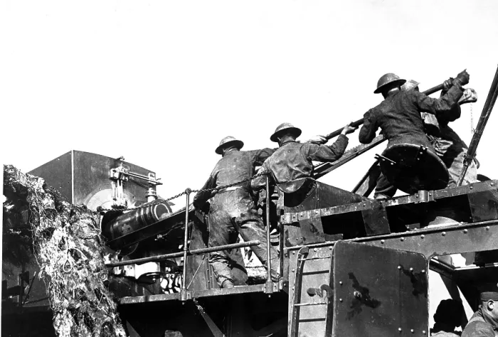 Framed Print : Four American soldiers loading a mobile railroad gun. The gun fired massive 13.9 inch caliber shells on the Argonne front. Baleycourt, France. World War I. Sept. 26, 1918 Framed Print : Four American soldiers loading a mobile railroad gun. The gun fired massive 13.9 inch caliber shells on the Argonne front. Baleycourt, France. World War I. Sept. 26, 1918