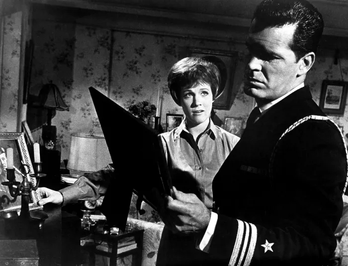 Framed Print : THE AMERICANIZATION OF EMILY, Julie Andrews, James Garner, 1964 Framed Print : THE AMERICANIZATION OF EMILY, Julie Andrews, James Garner, 1964