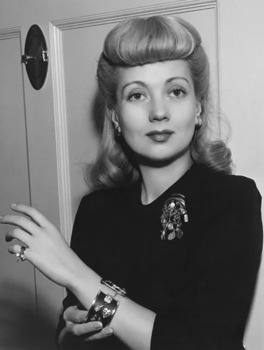 Framed Print : Ann Sothern wearing an iron bracelet which she personnaly designed, 1942