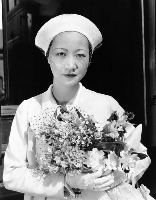 Framed Print : Anna May Wong arriving in Hollywood in a travelling costume of white herringbone linen, Paramount portrait, 1934