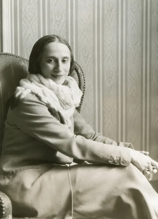 Framed Print : Anna Pavlova, prima ballerina of the Imperial Theatre in St Petersburg. Ca. 1920. - (BSLOC_2014_17_195)