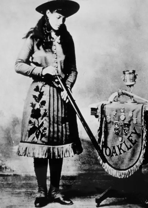 Framed Print : ANNIE OAKLEY. Courtesy: CSU Archives  /  Everett Collection