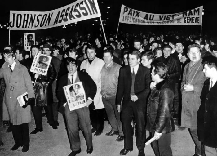 Framed Print : Anti-Vietnam war demonstrations in Paris. Leftist demonstrators mass in Place de la Concorde near US Embassy