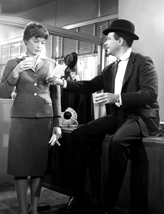 Framed Print : THE APARTMENT, Shirley MacLaine, Jack Lemmon, 1960