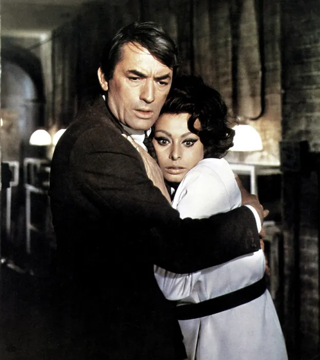 Framed Print : ARABESQUE, Gregory Peck, Sophia Loren, 1966