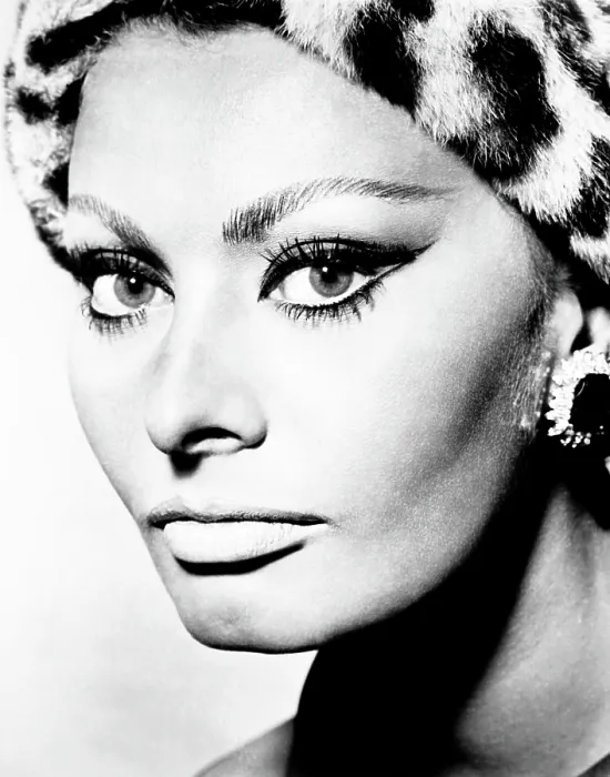Framed Print : ARABESQUE, Sophia Loren, 1966 Framed Print : ARABESQUE, Sophia Loren, 1966