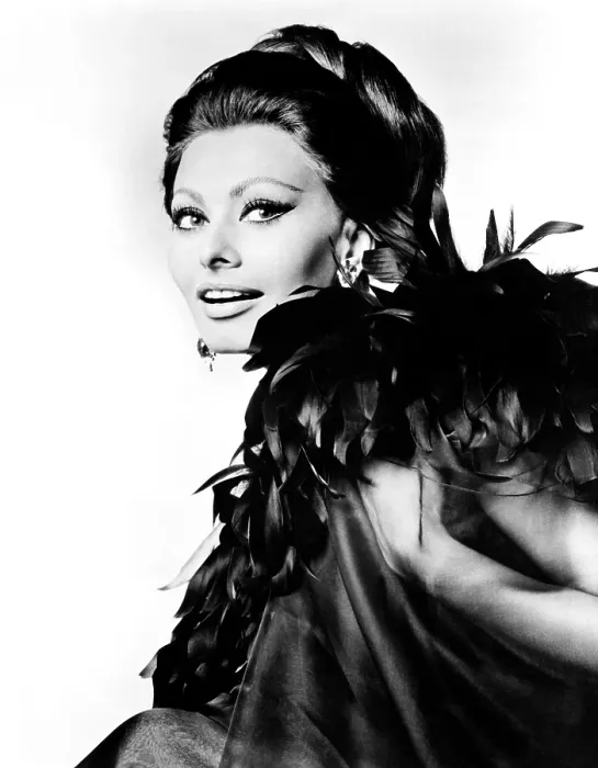 Framed Print : ARABESQUE, Sophia Loren, 1966 Framed Print : ARABESQUE, Sophia Loren, 1966