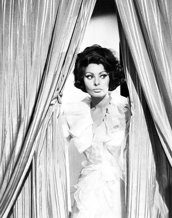 Framed Print : ARABESQUE, Sophia Loren, 1966 Framed Print : ARABESQUE, Sophia Loren, 1966