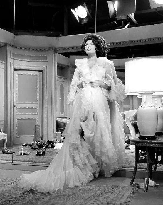 Framed Print : ARABESQUE, Sophia Loren, on-set, 1966