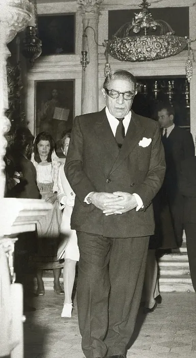 Framed Print : ARISTOTLE ONASSIS (center), JACQUELINE KENNEDY (left, background), c. April 1970. Courtesy: CSU Archives  /  Everett Collection