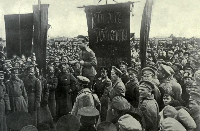 Framed Print : Army officer addressing his men during the Russian Revolution. St. Petersburg. 1917