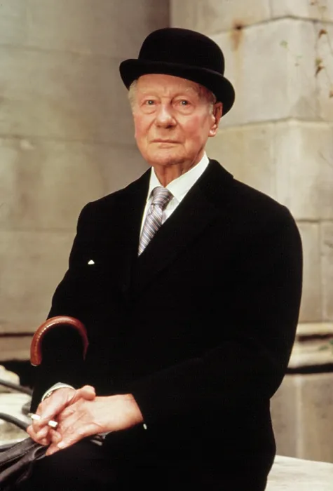 Framed Print : ARTHUR 2: ON THE ROCKS, John Gielgud, 1988. Warner Bros. / Courtesy Everett Collection Framed Print : ARTHUR 2: ON THE ROCKS, John Gielgud, 1988. Warner Bros. / Courtesy Everett Collection